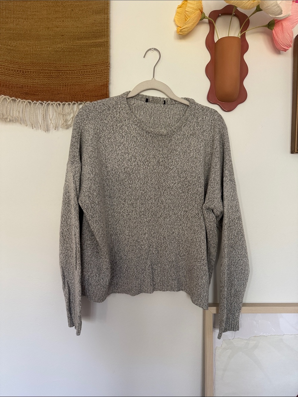 Brandy Melville Cozy Crewneck Women's Sweater in Light Gray